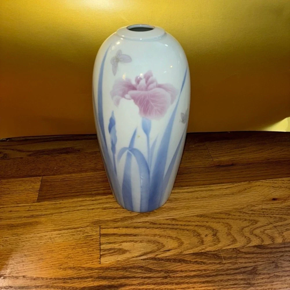 Vintage Japanese vase,‎ Fukagawa porcelain, Imari ware, Iris flower